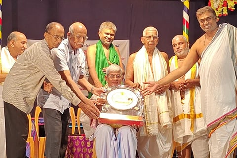 ಮದ್ದಳೆಗಾರ ಪದ್ಯಾಣ ಶಂಕರನಾರಾಯಣ ಭಟ್ಟರಿಗೆ ಮಂಡೆಚ್ಚ ಪ್ರಶಸ್ತಿ ನೀಡಿ ಗೌರವಿಸಲಾಯಿತು. ಕಟೀಲು ದೇವಸ್ಥಾನ ಆಡಳಿತ ಮಂಡಳಿ ಅಧ್ಯಕ್ಷ ಸನತ್ ಕುಮಾರ್ ಶೆಟ್ಟಿ, ಕಟೀಲು ಅರ್ಚಕರಾದ ಲಕ್ಷ್ಮೀನಾರಾಯಣ ಆಸ್ರಣ್ಣ, ವೆಂಕಟರಮಣ ಆಸ್ರಣ್ಣ, ಅನಂತಪದ್ಮನಾಭ ಆಸ್ರಣ್ಣ, ಕಮಲಾದೇವಿಪ್ರಸಾದ ಆಸ್ರಣ್ಣ, ಕಲ್ಲಾಡಿ ದೇವೀಪ್ರಸಾದ ಶೆಟ್ಟಿ, ದೊಡ್ಡಯ್ಯ ಮೂಲ್ಯ ಮತ್ತಿತರರಿದ್ದರು.