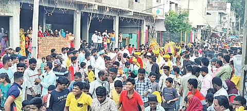 ಚಿಮ್ಮಡ ಗ್ರಾಮದಲ್ಲಿ ಮೊಹರಂ ನಿಮಿತ್ತ ನಡೆದ ಡೋಲಿ ಮೆರವಣಿಗೆಯಲ್ಲಿ ಪಾಲ್ಗೊಂಡ ಜನಸ್ತೋಮ.