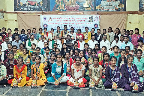 ಮುಧೋಳ ತಾಲೂಕಿನ ಶಿರೋಳ ಗ್ರಾಮದ ವಿಠ್ಠಲ ಮಂದಿರದಲ್ಲಿ ಎನ್‌ಎಸ್‌ಎಸ್ ಸೇವಾ ಶಿಬಿರದ ಸಮಾರೋಪ ಸಮಾರಂಭದಲ್ಲಿ ಪಾಲ್ಗೊಂಡ ವಿದ್ಯಾರ್ಥಿನಿಯರು. ಪ್ರಾಚಾರ್ಯ ಪ್ರೊ.ಎಂ.ಎಂ.ಹಿರೇಮಠ, ಎ.ಎಚ್.ಹಿರೇಮಠ, ವಿಶ್ವನಾಥ ಮುನವಳ್ಳಿ ಇದ್ದರು.