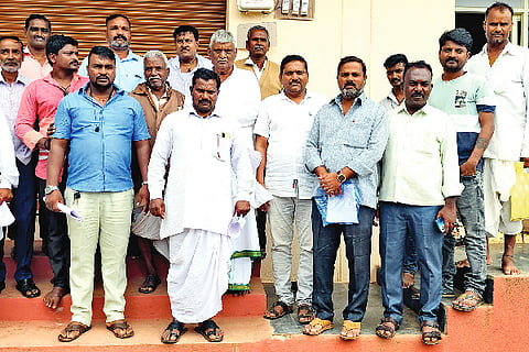 ಬಾದಾಮಿ ಪಟ್ಟಣದ ಪಿಕೆಪಿಎಸ್ ಮುಂಭಾಗ ಅನರ್ಹಗೊಂಡ ಮತದಾರರ ಪರವಾಗಿ ಕೆಲ ಪ್ರಮುಖ ಮತದಾರರ ಪಿಕೆಪಿಎಸ್ ಕ್ರಮವನ್ನು ಖಂಡಿಸಿದರು. ಅಶೋಕ ಕೋಟನಕರ, ಶಂಕ್ರಪ್ಪ ಗಾಣಿಗೇರ, ಬಸವರಾಜ ತೀರ್ಥಪ್ಪನವರ, ಶಂಕರಗೌಡ ಪಾಟೀಲ ಇತರರಿದ್ದರು.