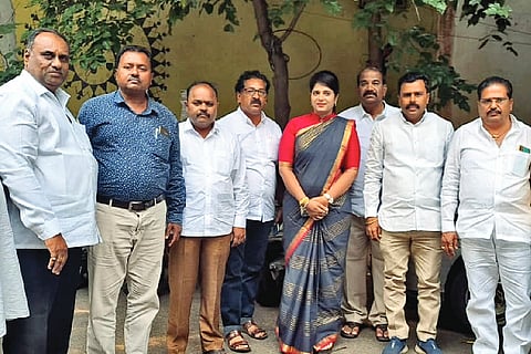 ಬೆಂಗಳೂರಿನಲ್ಲಿ ಗೃಹ ಕಚೇರಿ ಕೃಷ್ಣಾದಲ್ಲಿ ಮಹಾಲಿಂಪುರ ತಾಲೂಕು ಹೋರಾಟ ಸಮಿತಿ ಪದಾಧಿಕಾರಿಗಳು ಮುಖ್ಯಮಂತ್ರಿ ಸಿದ್ದರಾಮಯ್ಯ ಅವರಿಗೆ ಮನವಿ ಸಲ್ಲಿಸಿದರು. ಸಚಿವ ಆರ್.ಬಿ.ತಿಮ್ಮಾಪೂರ, ಜಿಪಂ ಮಾಜಿ ಅಧ್ಯಕ್ಷೆ ವೀಣಾ ಕಾಶಪ್ಪನವರ, ಸಂಗಪ್ಪ ಹಲ್ಲಿ, ಧರೆಪ್ಪ ಸಾಂಗ್ಲಿಕರ ಇತರರಿದ್ದರು.