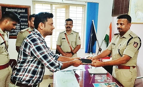 Police returned mobiles to heirs
