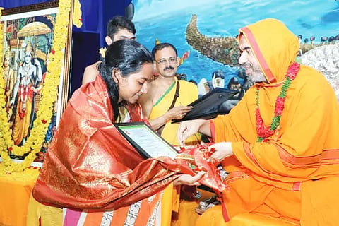 Awarded and blessed the students who achieved special achievements.
