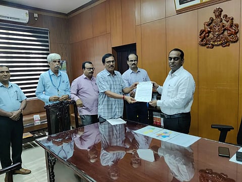 State govt employees give memorendum to Dc