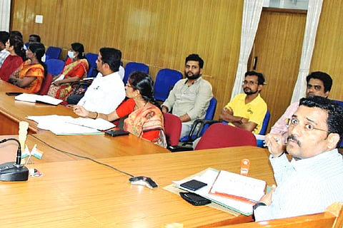 ಬಾಗಲಕೋಟೆ ಜಿಲ್ಲಾಧಿಕಾರಿ ಸಭಾಂಗಣದಲ್ಲಿ ಅಪರ ಜಿಲ್ಲಾಧಿಕಾರಿ ಪರಶುರಾಮ ಶಿನ್ನಾಳಕರ ಅಧ್ಯಕ್ಷತೆಯಲ್ಲಿ ಗೃಹಲಕ್ಷ್ಮೀ ಯೋಜನೆ ಅನುಷ್ಠಾನ ಕುರಿತು ಸಭೆ ಜರುಗಿತು. ಮಹಿಳಾ ಮತ್ತು ಮಕ್ಕಳ ಅಭಿವೃದ್ಧಿ ಇಲಾಖೆ ಉಪನಿರ್ದೇಶಕಿ ಅಕ್ಕಮಹಾದೇವಿ ಕೆ.ಎಚ್., ನಗರಾಭಿವೃದ್ಧಿ ಕೋಶದ ಯೋಜನಾ ನಿರ್ದೇಶಕ ರಮೇಶ, ಮಹಿಳಾ ಮತ್ತು ಮಕ್ಕಳ ಅಭಿವೃದ್ಧಿ ಇಲಾಖೆ ನಿರೂಪಣಾಧಿಕಾರಿ ಅಮರೇಶ ಇದ್ದರು.