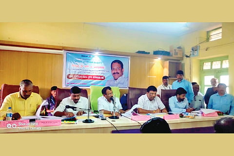 ಮುಧೋಳದಲ್ಲಿ ನಡೆದ ಕೆಡಿಪಿ ಸಭೆಯಲ್ಲಿ ಅಬಕಾರಿ ಸಚಿವ ಆರ್.ಬಿ. ತಿಮ್ಮಾಪುರ ಮಾತನಾಡಿದರು. ಎಸಿ ಸಂತೋಷ ಕಾಮಗೌಡ, ತಹಸೀಲ್ದಾರ ವಿನೋದ ಹತ್ತಳ್ಳಿ, ತಾಪಂ ಇಒ ಸಂಜಯ ಹಿಪ್ಪರಗಿ, ಬಿಇಒ ಸಮೀರ ಮುಲ್ಲಾ, ಸಿಪಿಐ ಅಯ್ಯನಗೌಡ ಪಾಟೀಲ್ ಇತರರಿದ್ದರು.