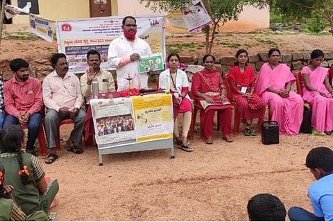 ಅರಕೇರಾ ತಾಲೂಕಿನ ಶಿವಂಗಿ ಗ್ರಾಮದ ಸರ್ಕಾರಿ ಪ್ರೌಢಶಾಲೆ ಆವರಣದಲ್ಲಿ ಏರ್ಪಡಿಸಿದ್ದ ಹದಿಹರಿಯದವರ ಆರೋಗ್ಯ ಮತ್ತು ಕ್ಷೇಮ ದಿನಾಚರಣೆ ಕಾರ್ಯಕ್ರಮದಲ್ಲಿ ದಂತ ವೈದ್ಯ ಆನಂದ ಶುಕ್ರವಾರ ಮಾತನಾಡಿದರು. ಮುಖ್ಯ ಶಿಕ್ಷಕರಾದ ಶಿವಜಾತಪ್ಪ, ಶಿವಶಂಕ್ರಪ್ಪ, ಶೃತಿ ಸಂಸ್ಕೃತಿ ಸಂಸ್ಥೆ ತಾಲೂಕು ಅಧ್ಯಕ್ಷ ರಾಮಣ್ಣ ಎನ್ ಗಣೇಕಲ್, ಆಶಾ ಕಾರ್ಯಕರ್ತೆಯರಾದ ಸುಜಾತ ಸ್ಥಾವರಮಠ, ಲಕ್ಷ್ಮೀ ಜರದಬಂಡಿ, ರೇಣುಕಾ ಎಚ್.ಜಾಡಲದಿನ್ನಿ ಇದ್ದರು.
