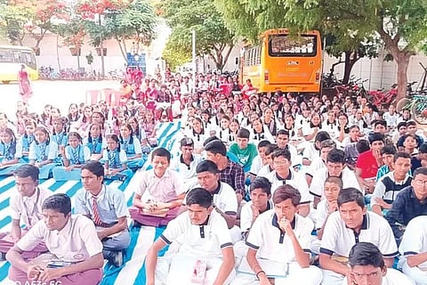 ಗಂಗಾವತಿ ಲಿಟಲ್ ಹಾರ್ಟ್ಸ್ ಶಾಲೆಯಲ್ಲಿ ಗಂಗಾವತಿ ಕೇಂದ್ರವಾಗಿರಿಸಿ ಕಿಷ್ಕಿಂಧಾ ಹೊಸ ಜಿಲ್ಲೆ ಸೃಷ್ಟಿ ಕುರಿತು ಶನಿವಾರ ಆಯೋಜಿಸಿದ್ದ ಪ್ರಬಂಧ ಸ್ಪರ್ಧೆಯಲ್ಲಿ ವಿವಿಧ ಶಾಲೆ ವಿದ್ಯಾರ್ಥಿಗಳು ಭಾಗವಹಿಸಿರುವುದು.