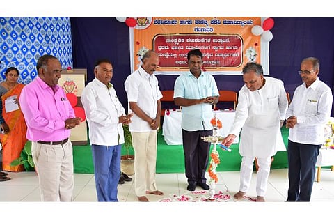 ಗಂಗಾವತಿ ತಾಲೂಕಿನ ವಡ್ಡರಹಟ್ಟಿಯ ಕೆಎಲ್‌ಇ ಪ.ಪೂ. ಕಾಲೇಜಿನ ಸಭಾಂಗಣದಲ್ಲಿ ಏರ್ಪಡಿಸಿದ್ದ ಪ್ರಸಕ್ತ ಸಾಲಿನ ಸಾಂಸ್ಕೃತಿಕ ಮತ್ತು ಕ್ರೀಡಾಚಟುವಟಿಕೆಗಳಿಗೆ ಮಾಜಿ ಶಾಸಕ ಪರಣ್ಣಮುನವಳ್ಳಿ ಶನಿವಾರ ಚಾಲನೆ ನೀಡಿದರು. ಕೆಎಲ್‌ಇ ಸ್ಥಾನಿಕ ಮಂಡಳಿ ಕಾರ್ಯಾಧ್ಯಕ್ಷ ಗಿರಿಯಪ್ಪ ಹೊಸ್ಕೇರಿ, ಸದಸ್ಯ ಪ್ರಭಾಕರ ಹೊಸ್ಕೇರಿ ಇತರರಿದ್ದರು.