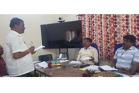 ಕೂಡ್ಲಿಗಿಯಲ್ಲಿ ಕೆಡಿಪಿ ಸಭೆಯಲ್ಲಿ ಬಿಇಒ ಸಿ.ಬಸವರಾಜ ಇಲಾಖೆಯ ಕುರಿತು ಮಾಹಿತಿ ನೀಡಿದರು. ತಾಪಂ ಆಡಳಿತಾಧಿಕಾರಿ ಎಂ.ಆರ್.ವಿಜಯಕುಮಾರ್, ಇಒ ವೈ. ರವಿಕುಮಾರ್ ಇದ್ದರು.
