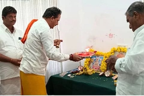 ಮಾನ್ವಿಯಲ್ಲಿ ನವೀಕರಣಗೊಂಡ ಶಾಸಕರ ಕಾರ್ಯಾಲಯದಲ್ಲಿ ಎಂಎಲ್‌ಎ ಹಂಪಯ್ಯನಾಯಕ ಪೂಜೆ ಸಲ್ಲಿಸಿದರು.