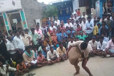 ಕುರುಗೋಡು ತಾಲೂಕಿನ ಮದಿರೆ ಗ್ರಾಮದಲ್ಲಿ ಗ್ರಾಮೀಣ ಕ್ರೀಡಾಕೂಟದಲ್ಲಿ 95 ಕೆಜಿ ತೂಕದ ಉಸುಕಿನ ಚೀಲವನ್ನು ಎತ್ತಿ ಮದಿರೆ ಗ್ರಾಮದ ಯುವಕ ಕೌಡಿಕೇರಿ ಮಲ್ಲಿಕಾರ್ಜುನ ಪ್ರಥಮ ಸ್ಥಾನಗಳಿಸಿದರು.