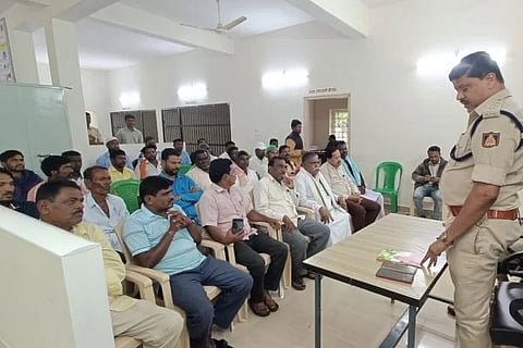 ಹಟ್ಟಿಚಿನ್ನದಗಣಿ ಪೊಲೀಸ್ ಠಾಣೆಯಲ್ಲಿ ಏರ್ಪಡಿಸಿದ್ದ ಶಾಂತಿ ಸಭೆಯಲ್ಲಿ ಡಿವೈಎಸ್ಪಿ ಎಸ್.ಮಂಜುನಾಥ್ ಮಂಗಳವಾರ ಮಾತನಾಡಿದರು. ಸಿಪಿಐ ಪ್ರಕಾಶ್ ಎಲ್.ಮಾಳಿ, ಗುಂಡಪ್ಪಗೌಡ ಪೊಲೀಸ್ ಪಾಟೀಲ್, ಮೈನುದ್ದಿನ್, ಪಾಷಾ ಹಾಗೂ ರವಿ ಉಳಿಮೇಶ್ವರ, ಮೌಲಾಸಾಬ್, ಅಸ್ಲಾಂ ಇದ್ದರು. 