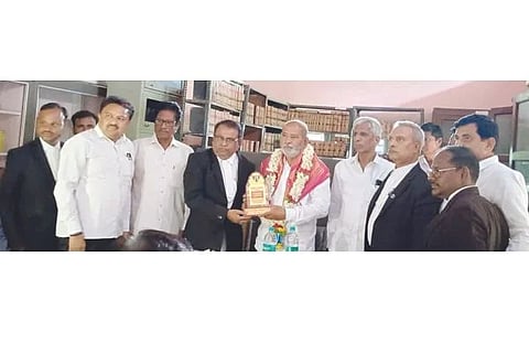 ಸಿಂಧನೂರಿನಲ್ಲಿ ಸಂಸದ ಕರಡಿ ಸಂಗಣ್ಣಗೆ ನ್ಯಾಯವಾದಿಗಳ ಸಂಘ ಮಂಗಳವಾರ ಮನವಿ ಸಲ್ಲಿಸಿತು. ನ್ಯಾಯವಾದಿಗಳ ಸಂಘದ ತಾಲೂಕು ಅಧ್ಯಕ್ಷ ಕೆ.ಭೀಮನಗೌಡ, ಕಾರ್ಯದರ್ಶಿ ವೀರೇಶ ಚಿಂಚರಕಿ, ಖಜಾಂಚಿ ವೀರಭದ್ರಗೌಡ ಸಾಲಗುಂದಾ, ನಗರ ಯೋಜನಾ ಪ್ರಾಧಿಕಾರದ ಮಾಜಿ ಅಧ್ಯಕ್ಷ ಅಮರೇಗೌಡ ವಿರುಪಾಪುರ ಇದ್ದರು.