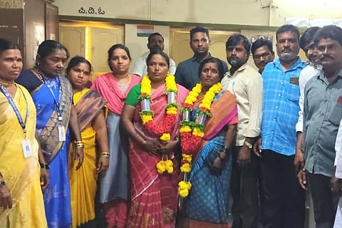 ಕಂಪ್ಲಿ ತಾಲೂಕಿನ ನಂ.10 ಮುದ್ದಾಪುರ ಗ್ರಾಪಂ ಅಧ್ಯಕ್ಷ-ಉಪಾಧ್ಯಕ್ಷರಾಗಿ ಆಯ್ಕೆಯಾದ ಸೋಮೇಶ್ವರಿ, ಸಾವಿತ್ರಮ್ಮ ಅವರನ್ನು ಸನ್ಮಾನಿಸಲಾಯಿತು. ಪ್ರಮುಖರಾದ ಕಟ್ಟೆ ವಿಜಯಮಹಾಂತೇಶ್, ಎ.ಶ್ರೀನಿವಾಸ್, ವೈ.ಉಮೇಶ್, ಶಿಲ್ಪಾರಾಣಿ ಇತರರಿದ್ದರು.