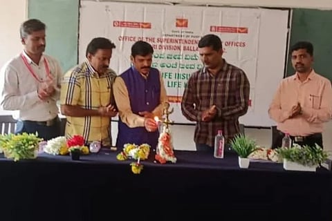 ಕೂಡ್ಲಿಗಿ ಎಸ್‌ಎವಿಟಿ ಪ್ರಥಮ ದರ್ಜೆ ಕಾಲೇಜಿನಲ್ಲಿ ಬುಧವಾರ ಅಂಚೆ ಇಲಾಖೆಯಿಂದ ಏರ್ಪಡಿಸಿದ್ದ ಅಂಚೆ ಇಲಾಖೆಯಲ್ಲಿನ ವ್ಯವಹಾರಗಳ ಸಮಾಲೋಚನಾ ಸಭೆಯ ಕಾರ್ಯಕ್ರಮವನ್ನು ಬಳ್ಳಾರಿಯುವ ವಿಭಾಗದ ಅಂಚೆ ಅಧೀಕ್ಷಕ ವಿ. ಎಲ್. ಚಿತ್ಕೋಟೆ ಉದ್ಘಾಟಿಸಿದರು. ಕೂಡ್ಲಿಗಿ ಉಪ ವಿಭಾಗದ ಅಂಚೆ ನಿರೀಕ್ಷಕ ಬಾರಿಕರ ರಾಜಪ್ಪ , ಪಾಲಕ ಅಂಚೆ ಕೊಟ್ರೇಶ್, ಪ್ರಾಚಾರ್ಯ ಎನ್.ಕಲ್ಲಪ್ಪ, ಅಂಚೆ ವಿಮೆಯ ಅಭಿವೃದ್ಧಿ ಅಧಿಕಾರಿ ಮಾರುತಿ ಇದ್ದರು.