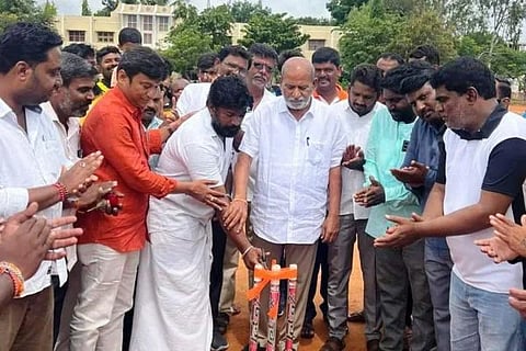 ಕುಕನೂರು ಪಟ್ಟಣದಲ್ಲಿ ಹಮ್ಮಿಕೊಂಡಿದ್ದ ಕ್ರಿಕೆಟ್ ಪಂದ್ಯಾವಳಿಗೆ ಸಂಸದ ಸಂಗಣ್ಣ ಕರಡಿ ಭಾನುವಾರ ಚಾಲನೆ ನೀಡಿದರು. ಜಿಲ್ಲಾ ಬಿಜೆಪಿ ಪ್ರಧಾನ ಕಾರ್ಯದರ್ಶಿ ನವೀನ್ ಗುಳಗಣ್ಣವರ್, ಆಯೋಜಕ ಪಪಂ ಸದಸ್ಯ ಮಲ್ಲಿಕಾರ್ಜುನ ಚೌಧರಿ, ಪ್ರಾಥಮಿಕ ಶಾಲೆಯ ಮುಖ್ಯಶಿಕ್ಷಕ ಶಿವಕುಮಾರ ಹೆಳವರ, ಪಪಂ ಸದಸ್ಯ ಗಗನ ನೋಟಗಾರ ಇದ್ದರು.