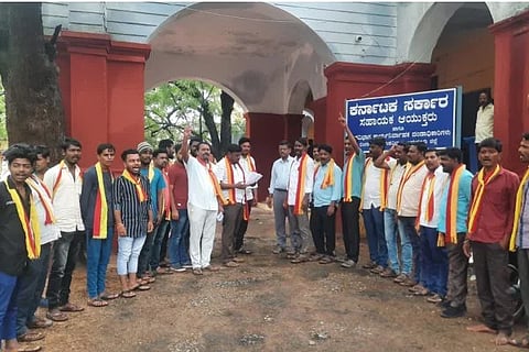ಲಿಂಗಸುಗೂರು ಎಸಿ ಕಚೇರಿಯ ಎಫ್‌ಡಿಸಿ ಆದಪ್ಪಗೆ ನಮ್ಮ ಕರ್ನಾಟಕ ಸೇನೆ ಮುಖಂಡರು ಮನವಿ ಸಲ್ಲಿಸಿದರು. ಸೇನೆ ತಾಲೂಕು ಅಧ್ಯಕ್ಷ ಶಿವರಾಜ ನಾಯಕ, ಉಪಾಧ್ಯಕ್ಷ ಚಂದ್ರು ನಾಯಕ, ಪ್ರಧಾನ ಕಾರ್ಯದರ್ಶಿ ನಿರುಪಾದಿ ಹಿರೇಮಠ, ಖಜಾಂಚಿ ವೆಂಕಟೇಶ ಗುಡದನಾಳ, ರಾಜು ಪತ್ತಾರ, ಶಿವರಾಜ ಪತ್ತಾರ, ದೇವೇಂದ್ರ ನಾಯಕ, ಚಂದ್ರು ಬಂಡಿ, ವೀರೇಶ ನಾಯಕ, ಕೃಷ್ಣಾ ಭೋವಿ, ಬಸವಲಿಂಗ, ದುರ್ಗೇಶ, ಮಂಜುನಾಥ, ಕೇದಾರ, ರಾಜು ನಾಯಕ ಇದ್ದರು.