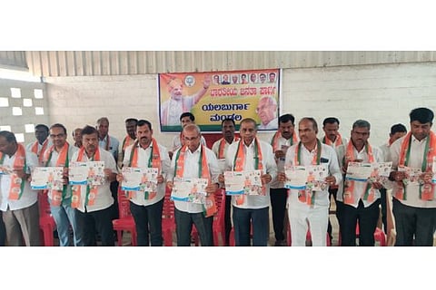 ಕುಕನೂರು ತಾಲೂಕಿನ ಮಸಬಹಂಚಿನಾಳ ಗ್ರಾಮದ ಬಿಜೆಪಿ ಕಾರ್ಯಾಲಯದಲ್ಲಿ ಏರ್ಪಡಿಸಿದ್ದ ಪ್ರಧಾನಿ ನರೇಂದ್ರ ಮೋದಿ ಅವರ ನೇತೃತ್ವದಲ್ಲಿ ಕೇಂದ್ರ ಸರ್ಕಾರ 9 ವರ್ಷದ ಸಾಧನೆ ಕರಪತ್ರ ವಿತರಣಾ ಕಾರ್ಯಕ್ರಮವನ್ನು ಮಾಜಿ ಸಚಿವ ಹಾಲಪ್ಪ ಆಚಾರ ಉದ್ಘಾಟಿಸಿದರು. ಬಿಜೆಪಿ ವಕ್ತಾರ ವೀರಣ್ಣ ಹುಬ್ಬಳ್ಳಿ, ಪ್ರಮುಖರಾದ ರಥನ ದೇಸಾಯಿ, ಸಿ.ಎಚ್.ಪೊಲೀಸ್ ಪಾಟೀಲ್, ಬಸಲಿಂಗಪ್ಪ ಭೂತೆ, ಅರವಿಂದಗೌಡ ಇದ್ದರು.