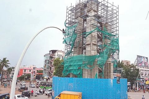ಬಳ್ಳಾರಿ ನಗರದ ಗಡಿಗಿ ಚನ್ನಪ್ಪ ವೃತ್ತದಲ್ಲಿ ಗಡಿಯಾರ ಗೋಪುರ ಕಾಮಗಾರಿ ಅರ್ಧಕ್ಕೆ ಸ್ಥಗಿತಗೊಂಡಿರುವುದು. 