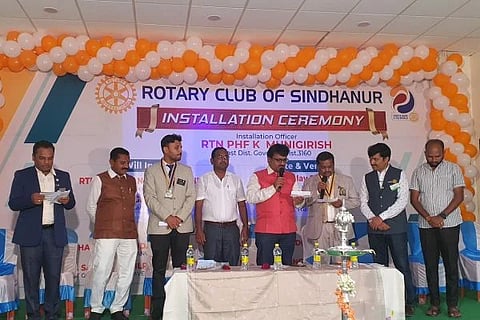 ಸಿಂಧನೂರಿನಲ್ಲಿ ಹಮ್ಮಿಕೊಂಡಿದ್ದ ರೋಟರಿ ಕ್ಲಬ್ ನೂತನ ಪದಾಧಿಕಾರಿಗಳ ಪದಗ್ರಹಣ ಸಮಾರಂಭದಲ್ಲಿ ಜಿಲ್ಲಾ ರೋಟರಿ ಕ್ಲಬ್ ನಿಕಟಪೂರ್ವ ಗೌರ‌್ನನರ್ ಕೆ.ಮುನಿಗಿರೇಶ ನೂತನ ಪದಾಧಿಕಾರಿಗಳಿಗೆ ಪ್ರಮಾಣ ವಚನ ಬೋಧಿಸಿದರು. ರೋಟರಿ ಕ್ಲಬ್ ನೂತನ ಅಧ್ಯಕ್ಷ ಎನ್.ಸತ್ಯನಾರಾಯಣ ಶ್ರೇಷ್ಠಿ, ತಹಸೀಲ್ದಾರ್ ನರಸಪ್ಪ ಸಾಲಗುಂದ, ರೋಟರಿ ಕ್ಲಬ್‌ನ ಡಾ.ಚನ್ನನಗೌಡ ಪಾಟೀಲ್ ಇದ್ದರು.
