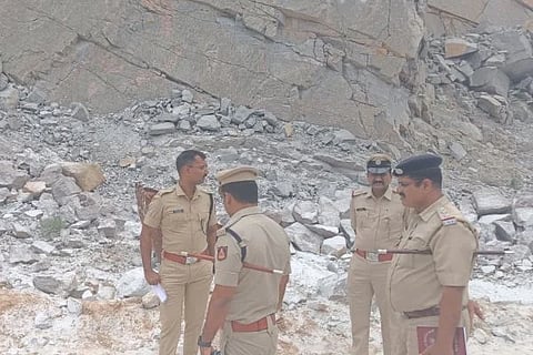ಸಿರಗುಪ್ಪ ತಾಲೂಕಿನ ಹಳೇಕೋಟೆ ಗ್ರಾಮದ ಹತ್ತಿರದ ಕಲ್ಯಾಣಿ ಜಲ್ಲಿ ಕ್ರಷರ್ ಪ್ರದೇಶಕ್ಕೆ ಎಸ್ಪಿ ಅರುಣ್ ಕುಮಾರ್ ಬಂಡಾರು ಸೋಮವಾರ ಭೇಟಿ ನೀಡಿದರು. ಡಿವೈಎಸ್‌ಪಿ, ವೆಂಕಟೇಶ, ಸಿಪಿಐ ಸುಂದ್ರೇಶ, ಪಿಎಸ್‌ಐ ಶಾಂತಮೂರ್ತಿ ಇದ್ದರು.