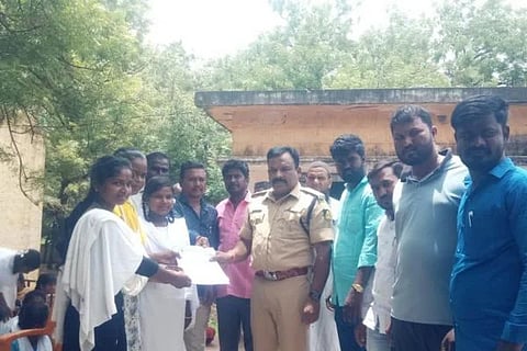 ಕನಕಗಿರಿಯಲ್ಲಿ ಡಿವೈಎಸ್‌ಪಿಗೆ ಉಜ್ಜೆನಕೊಪ್ಪರಿಗೆ ಎಸ್‌ಎಫ್‌ಐ ಪದಾಧಿಕಾರಿಗಳು ಶನಿವಾರ ಮನವಿ ಸಲ್ಲಿಸಿದರು. ಎಸ್‌ಎಫ್‌ಐ ತಾಲೂಕು ಕಾರ್ಯದರ್ಶಿ ಶಿವಕುಮಾರ, ಜಿಲ್ಲಾಧ್ಯಕ್ಷ ಸಯ್ಯದ್ ಸುಬಾನ್, ವಿದ್ಯಾರ್ಥಿ ಪಾಲಕರಾದ ಮೈಬುಸಾಬ್, ಕನಕದಾಸ್ ಪೂಜಾರ ಇದ್ದರು.