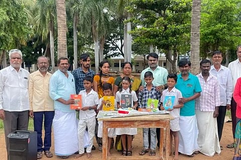 ಕನಕಗಿರಿಯ ರುದ್ರಸ್ವಾಮಿ ಗ್ರಾಮೀಣ ವಿದ್ಯಾವರ್ಧಕ ಸಂಸ್ಥೆಯ ಪ್ರಾಥಮಿಕ, ಪ್ರೌಢ ಶಾಲಾ ವಿದ್ಯಾರ್ಥಿಗಳಿಗೆ ಹೊನ್ನಪ್ಪ ನಾಯಕ ಅವರು ನೋಟ್‌ಬುಕ್ ವಿತರಿಸಿದರು. ಮುಖ್ಯ ಶಿಕ್ಷಕಿ ಶಶಿಕಲಾ, ಮಹ್ಮದ್ ರಫಿ, ಶಿಕ್ಷಕ ಮಲ್ಲಿಕಾರ್ಜುನ ಬಾವಿಕಟ್ಟಿ ಇತರರಿದ್ದರು.