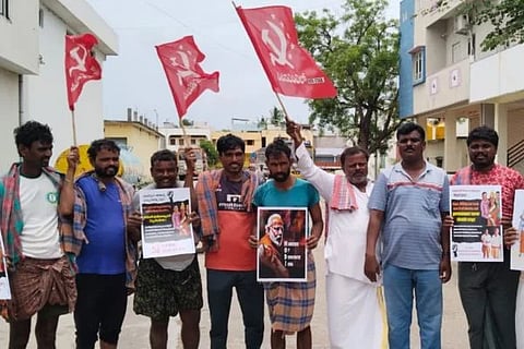 ಸಿಂಧನೂರಿನಲ್ಲಿ ಸಿಪಿಐ(ಎಂಎಲ್) ರೆಡ್ ಸ್ಟಾರ್ ಪಕ್ಷ ಭಾನುವಾರ ಪ್ರತಿಭಟನೆ ನಡೆಸಿತು. ಪಕ್ಷದ ರಾಜ್ಯ ಸಮಿತಿ ಸದಸ್ಯ ಎಂ.ಗಂಗಾಧರ, ತಾಲೂಕು ಕಾರ್ಯದರ್ಶಿ ಮಾಬುಸಾಬ ಬೆಳ್ಳಟ್ಟಿ, ಸದಸ್ಯ ಹೆಚ್.ಆರ್.ಹೊಸಮನಿ ಇದ್ದರು.