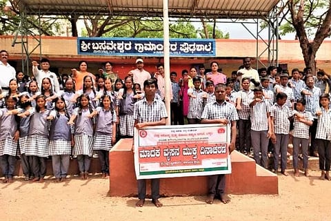 ಸಂಡೂರು ತಾಲೂಕಿನ ತೋರಣಗಲ್‌ನ ಪ್ರೌಢಶಾಲೆಯಲ್ಲಿ ವಿದ್ಯಾರ್ಥಿಗಳಿಗೆ ಪ್ರತಿಜ್ಞಾವಿಧಿ ಸೋಮವಾರ ಬೋಧಿಸಲಾಯಿತು. ಆಪ್ತ ಸಮಾಲೋಚಕ ಪ್ರಶಾಂತ್ ಕುಮಾರ್, ಸಹ ಶಿಕ್ಷಕರಾದ ಎಚ್.ಎಮ್.ಉಮಾ, ಹೇಮಪ್ರಭ, ಶ್ರೀದೇವಿ, ಶರಣ ಬಸವೇಶ್ವರ, ಮಹಾದೇವ, ಲಾವಣ್ಯ, ಸೀಮಾ ಇನ್ನಿತರರಿದ್ದರು.