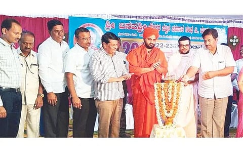 ಮಾನ್ವಿ ವಾಸವಿ ಕಲ್ಯಾಣ ಮಂಟಪದಲ್ಲಿ ಬಸವಶ್ರೀ ನೌಕರರ ಪತ್ತಿನ ಸಹಕಾರ ಸಂಘದ 20ನೇ ವಾರ್ಷಿಕ ಮಹಾಸಭೆ ಕಾರ್ಯಕ್ರಮವನ್ನು ಚೀಕಲಪರ್ವಿಯ ಸದಾಶಿವ ಸ್ವಾಮೀಜಿ ಭಾನುವಾರ ಉದ್ಘಾಟಿಸಿದರು. ಕಲ್ಮಠದ ವಿರೂಪಾಕ್ಷ ಪಂಡಿತಾರಾಧ್ಯ ಶಿವಾಚಾರ್ಯ ಸ್ವಾಮೀಜಿ, ಸಹಕಾರಿಯ ಸಿಇಒ ವೀರೇಶ ಎನ್.ಹೊಸೂರು, ಪ್ರಾಚಾರ್ಯೆ ಚಂದ್ರಕಲಾ ಸಿಂಧನೂರು, ವ್ಯವಸ್ಥಾಪಕ ಚಂದ್ರಮೌಳೇಶ್ವರ ಇದ್ದರು.