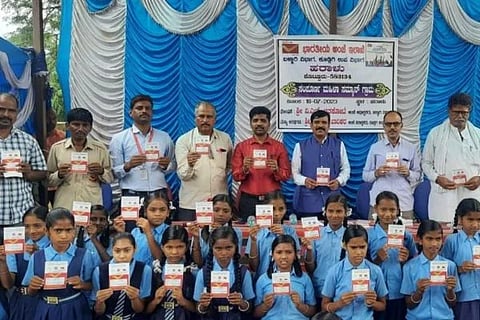ಕೊಟ್ಟೂರು ತಾಲೂಕು ಹರಾಳು ಗ್ರಾಮದಲ್ಲಿ ಮಂಗಳವಾರ ಮಹಿಳಾ ಸನ್ಮಾನ್ ಉಳಿತಾಯ ಖಾತೆ ತೆರಯುವ ಕಾರ್ಯಕ್ರಮದಲ್ಲಿ ಬಳ್ಳಾರಿ ವಿಭಾಗದ ಅಂಚೆ ಅಧೀಕ್ಷಕ ವಿ.ಎಲ್. ಚಿತ್ಕೋಟಿ, ಕೂಡ್ಲಿಗಿ ಉಪ ವಿಭಾಗದ ಅಂಚೆ ನಿರೀಕ್ಷಕ ಬಾರಿಕರ ರಾಜಪ್ಪ, ಮುಖ್ಯ ಶಿಕ್ಷಕ ಈಶ್ವರಪ್ಪ ತುರುಕಾಣಿ, ಕೊಟ್ಟೂರು ಅಂಚೆ ಪಾಲಕ ರಾಜಶೇಖರ್ ಇದ್ದರು.