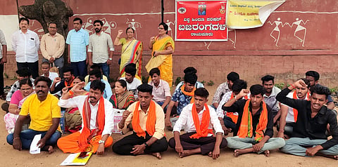 VISWA HINDU PARISHED AND HINDU JANA JAGRUTI JOINTLY PROTEST AND SUBMIT MEEMONDRUM TO DC OFFICE (1)