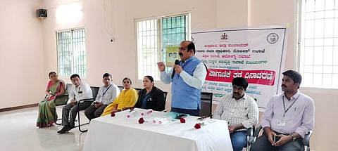 ಹೊಸಪೇಟೆಯ ತಾಯಿ ಮತ್ತು ಮಗು ಆಸ್ಪತ್ರೆಯಲ್ಲಿ ಸೋಮವಾರ ಆಯೋಜಿಸಿದ್ದ ಮಾನವ ಕಳ್ಳಸಾಗಾಣಿಕೆ ತಡೆ ದಿನಾಚರಣೆಯನ್ನು ಜಿ.ಪಂ. ಸಿಇಒ ಸದಾಶಿವ ಪ್ರಭು ಉದ್ಘಾಟಿಸಿ ಮಾತನಾಡಿದರು.