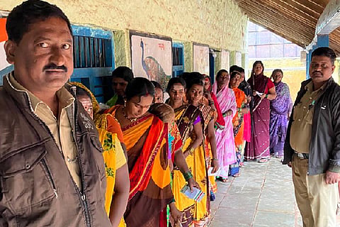 ತೇರದಾಳ ಸಮೀಪದ ಸಸಾಲಟ್ಟಿ ಗ್ರಾಮದಲ್ಲಿ ನಡೆದ ಚುನಾವಣೆಯಲ್ಲಿ ಮಳೆಯಲ್ಲೇ ಗ್ರಾಮಸ್ಥರು ಮತ ಚಲಾಯಿಸಲು ಆಗಮಿಸಿದ್ದರು.