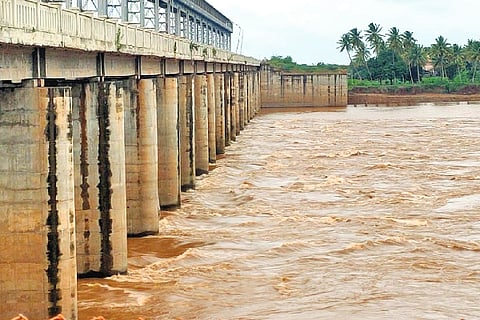 ರಬಕವಿ ಬನಹಟ್ಟಿ ತಾಲೂಕಿನ ಹಿಪ್ಪರಗಿ ಜಲಾಶಯದಿಂದ ಕೃಷ್ಣೆಗೆ ಹರಿದು ಹೋಗುತ್ತಿರುವ ಅಪಾರ ನೀರು. ಆರ್‌ಬಿಕೆ;23-4ಎ: ರಬಕವಿ ಬನಹಟ್ಟಿ ಸಮೀಪ ಕೃಷ್ಣೆಯ ನೀರಲ್ಲಿ ಮುಳುಗಿರುವ ಮಹಿಷವಾಡಗಿ ಸೇತುವೆ.