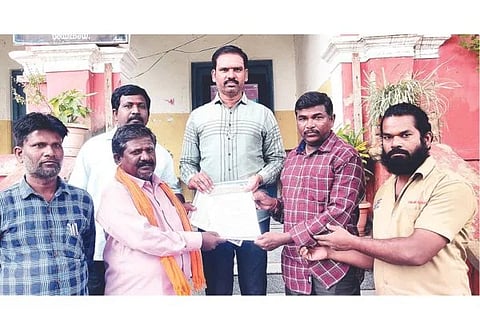 ಮಣಿಪುರದಲ್ಲಿ ಮಹಿಳೆಯರ ಮೇಲೆ ನಡೆದ ಅತ್ಯಾಚಾರ ಖಂಡಿಸಿ ರಾಯಚೂರಿನಲ್ಲಿ ಜಿಲ್ಲಾಧಿಕಾರಿ ಕಚೇರಿಯ ಕೇಂದ್ರ ಸ್ಥಾನಿಕ ಅಧಿಕಾರಿ ಪ್ರಶಾಂತಕುಮಾರಗೆ ಅಖಿಲ ಭಾರತ ಡಾ.ಬಿ.ಆರ್.ಅಂಬೇಡ್ಕರ್ ಸೈನ್ಯ ಶುಕ್ರವಾರ ಮನವಿ ಸಲ್ಲಿಸಿತು. ವಿಭಾಗೀಯ ಅಧ್ಯಕ್ಷ ಹನುಮಂತ, ಆನಂದ ಏಗನೂರು, ಜಿಂದಪ್ಪ, ದೇವೇಂದ್ರ, ಶಿವಪ್ಪ, ಪ್ರಕಾಶ ಇತರರಿದ್ದರು.