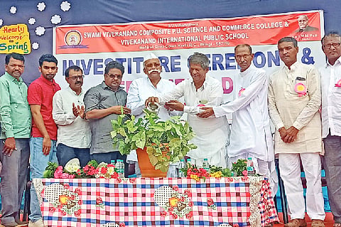 ಬೀಳಗಿ ಪಟ್ಟಣದ ಸ್ವಾಮಿ ವಿವೇಕಾನಂದ ವಿದ್ಯಾ ಸಂಸ್ಥೆಯಲ್ಲಿ ಕ್ರೀಡಾಕೂಟ, ಪಿಯು ಪ್ರಥಮ ವರ್ಷದ ವಿದ್ಯಾರ್ಥಿಗಳ ಸ್ವಾಗತ ಕಾರ್ಯಕ್ರಮವನ್ನು ಗಣ್ಯರು ಉದ್ಘಾಟಿಸಿದರು. ಡಾ.ಸಿದ್ದಪ್ಪ ಬಿದರಿ, ರಾಮನಗೌಡ ಜಕ್ಕನಗೌಡ, ರಾಜು ಬೋರ್ಜಿ ಇತರರಿದ್ದರು.