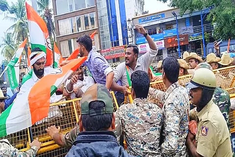 yuva congress protest opp mp residence