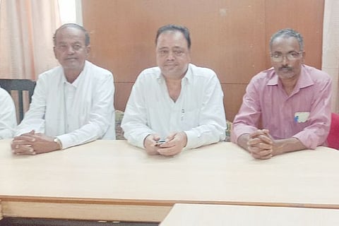 ಹರಪನಹಳ್ಳಿ ಪಟ್ಟಣದ ಪ್ರವಾಸಿ ಮಂದಿರದಲ್ಲಿ ತಾಲೂಕಿನ ಬೆಣ್ಣಿಹಳ್ಳಿ ಗ್ರಾಮದಲ್ಲಿ ಕೃಷಿ ಪತ್ತಿನ ಸಹಕಾರಿ ಸಂಘದ ನಿರ್ದೇಶಕರು ಮಂಗಳವಾರ ಸುದ್ದಿಗೋಷ್ಠಿ ನಡೆಸಿದರು. ಉಪಾಧ್ಯಕ್ಷೆ ನೀಲಮ್ಮ, ನಿರ್ದೇಶಕರಾದ ಕೆಂಚಮ್ಮ, ಕರಿಬಸವನಗೌಡ, ಎ.ಬಸಪ್ಪ, ಇದ್ದರು.