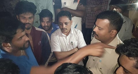 ಪೊಲೀಸ್ ಪೇದೆಗಳಿಂದ ನಿಂದನೆ ಆರೋಪ:ವಿದ್ಯಾರ್ಥಿಗಳ ದಿಢೀರ್ ಪ್ರತಿಭಟನೆ
