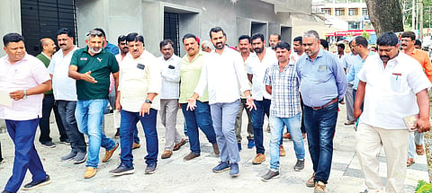 ಕುಶಾಲನಗರದಲ್ಲಿ ಪುರಸಭೆ ವತಿಯಿಂದ ನಿರ್ಮಾಣ ಆಗುತ್ತಿರುವ ವಾಣಿಜ್ಯ ಕಟ್ಟಡ ಕಾಮಗಾರಿಯನ್ನು ಮಂಗಳವಾರ ಶಾಸಕ ಡಾ.ಮಂತರ್‌ಗೌಡ ಪರಿಶೀಲಿಸಿದರು. ಪುರಸಭೆ ಸದಸ್ಯರಾದ ಬಿ.ಜಯವರ್ಧನ, ವಿ.ಎಸ್.ಅನಂದಕುಮಾರ್, ಪ್ರಮೋದ್ ಮುತ್ತಪ್ಪ, ವಿ.ಪಿ.ಶಶಿಧರ್, ಪುರಸಭೆ ಮುಖ್ಯಾಧಿಕಾರಿ ಕೃಷ್ಣಪ್ರಸಾದ್ ಇತರರಿದ್ದರು.