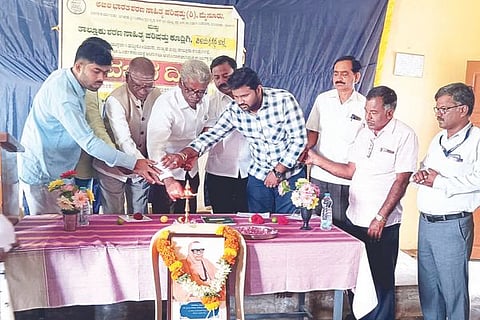 ಎಂ.ಬಿ.ಅಯ್ಯನಹಳ್ಳಿ ಸರ್ಕಾರಿ ಪ್ರೌಢಶಾಲೆಯಲ್ಲಿ ಆಯೋಜಿಸಿದ್ದ ವಚನ ದಿನ ಕಾರ್ಯಕ್ರಮವನ್ನು ಎನ್.ಎಂ.ರವಿಕುಮಾರ್ ಉದ್ಘಾಟಿಸಿದರು. ಶರಣ ಸಾಹಿತ್ಯ ಪರಿಷತ್ ತಾಲೂಕು ಅಧ್ಯಕ್ಷ ಸಾ.ಮ.ಸಂಗಮೇಶ್ವರಯ್ಯ, ಪ್ರಭಾರ ಮುಖ್ಯಶಿಕ್ಷಕ ವಿ.ಈರಣ್ಣ, ಕಾರ್ಯದರ್ಶಿ ಕೆ.ಎಸ್.ವೀರೇಶ, ಸಹ ಕಾರ್ಯದರ್ಶಿ ಒ.ಎಂ.ಮಂಜುನಾಥ ಇತರರಿದ್ದರು.