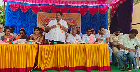 ಕಲ್ಕೆರೆ ಸರ್ಕಾರಿ ಪ್ರೌಢಶಾಲೆ ಕ್ರೀಡಾಂಗಣದಲ್ಲಿ ನುಗ್ಗೇಹಳ್ಳಿ ಹೋಬಳಿ ಮಟ್ಟದ ಹಿರಿಯ ಪ್ರಾಥಮಿಕ ಶಾಲೆಗಳ ಕ್ರೀಡಾಕೂಟ ಉದ್ಘಾಟನೆ ಸಮಾರಂಭದಲ್ಲಿ ಶಾಸಕ ಸಿ.ಎನ್.ಬಾಲಕೃಷ್ಣ ಮಾತನಾಡಿದರು. ಬಿಇಒ ಎಚ್.ಎನ್.ದೀಪಾ, ಜೆ.ಕೆ.ಭವ್ಯ, ನಾಗೇಗೌಡ, ದೊರೆಸ್ವಾಮಿ, ಕೆ.ಟಿ.ಕುಮಾರ್ ಇತರರಿದ್ದರು.