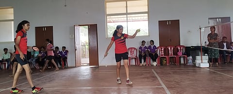 Shuttle Badminton