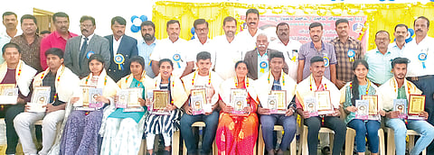 ಕೆ.ಆರ್.ನಗರದಲ್ಲಿ ಸರ್ಕಾರಿ ಎಸ್‌ಸಿ ಮತ್ತು ಎಸ್‌ಟಿ ನೌಕರರ ಸಂಘದ ವತಿಯಿಂದ ಆಯೋಜಿಸಿದ್ದ ಕಾರ್ಯಕ್ರಮದಲ್ಲಿ ಪ್ರತಿಭಾನ್ವಿತ ವಿದ್ಯಾರ್ಥಿಗಳಿಗೆ ಪ್ರತಿಭಾ ಪುರಸ್ಕಾರ ನೀಡಿ ಗೌರವಿಸಲಾಯಿತು. ಶಾಸಕ ಡಿ.ರವಿಶಂಕರ್, ಎಸ್‌ಸಿ ಮತ್ತು ಎಸ್‌ಟಿ ನೌಕರರ ಸಂಘದ ರಾಜ್ಯಾಧ್ಯಕ್ಷ ಡಿ.ಚಂದ್ರಶೇಖರಯ್ಯ, ಎನ್.ಆರ್.ಶಿವರಾಮು, ಮಹದೇವನಾಯಕ, ಸಿದ್ದರಾಜು, ಪುಟ್ಟಣ್ಣಯ್ಯ, ಬಿ.ಟಿ.ಗೋವಿಂದರಾಜು, ಕೆ.ಸಿ.ವೀರಭದ್ರಯ್ಯ, ರಾಮಕೃಷ್ಣ, ಡಿ.ದಾಸಪ್ಪ, ಡಾ.ಕೃಷ್ಣ, ಸಂಪತ್‌ಕುಮಾರ್ ಇತರರಿದ್ದರು.