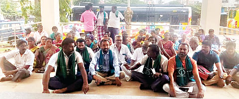  ಕೊಳ್ಳೇಗಾಲ ತಾಲೂಕಿನ ಜಾಗೇರಿಯ ಟಿ.ಜಿ.ದೊಡ್ಡಿಯ ಮನೆಗಳಿಗೆ ಪ್ರತ್ಯೇಕ ಟಿಸಿ ಅಳವಡಿಸಿಕೊಡಬೇಕು ಆಗ್ರಹಿಸಿ ಸೋಮವಾರ ತಾಲೂಕು ರೈತ ಸಂಘದ ಪದಾಧಿಕಾರಿಗಳು ಕೊಳ್ಳೇಗಾಲ ಪಟ್ಟಣದ ಸೆಸ್ಕ್ ಕಚೇರಿ ಮುಂಭಾಗ ಪ್ರತಿಭಟನೆ ನಡೆಸಿದರು.