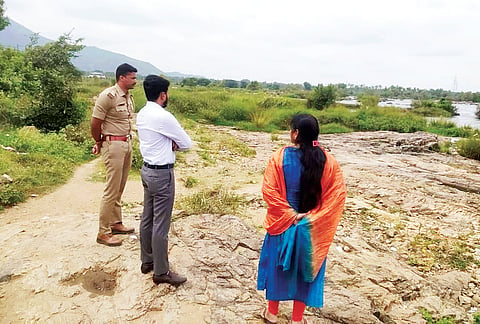 ಕೊಳ್ಳೇಗಾಲ ತಾಲೂಕಿನ ಶಿವನಸಮುದ್ರ ನದಿ ತೀರಕ್ಕೆ ಉಪವಿಭಾಗಾಧಿಕಾರಿ ಬಿ.ಆರ್.ಮಹೇಶ್ ಭೇಟಿ ನೀಡಿರುವುದು. ಮಂಜುಳಾ, ಗಣೇಶ್ ಇದ್ದಾರೆ.