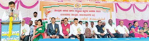 ಯಳಂದೂರು ಪಟ್ಟಣದ ಸರ್ಕಾರಿ ಪದವಿ ಪೂರ್ವ ಕಾಲೇಜು ಆವರಣದಲ್ಲಿ ಮಂಗಳವಾರ ಆಯೋಜಿಸಿದ್ದ 77ನೇ ಸ್ವಾತಂತ್ರೃ ದಿನಾಚರಣೆ ಕಾರ್ಯಕ್ರಮದಲ್ಲಿ ಶಾಸಕ ಎ.ಆರ್.ಕೃಷ್ಣಮೂರ್ತಿ ಮಾತನಾಡಿದರು.
