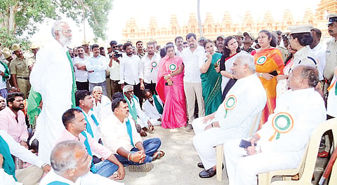 ಚಾಮರಾಜನಗರದ ಶ್ರೀ ಚಾಮರಾಜೇಶ್ವರ ದೇವಸ್ಥಾನದ ಮುಂಭಾಗ ನಡೆದ ಪ್ರತಿಭಟನಾ ಧರಣಿಯಲ್ಲಿ ರೈತ ಮುಖಂಡ ಹೊನ್ನೂರು ಪ್ರಕಾಶ್ ಮಾತನಾಡಿದರು. ಉಸ್ತುವಾರಿ ಸಚಿವ ಕೆ.ವೆಂಕಟೇಶ್, ಶಾಸಕ ಸಿ.ಪುಟ್ಟರಂಗಶೆಟ್ಟಿ, ಸಿ.ಟಿ.ಶಿಲ್ಪಾನಾಗ್, ಎಸ್. ಪೂವಿತಾ, ಪದ್ಮಿನಿ ಸಾಹು, ದೀಪಾ ಜೆ.ಕಂಟ್ರಾಕ್ಟರ್, ಉದೇಶ, ಗೀತಾ ಹುಡೇದ ಹಾಜರಿದ್ದರು.